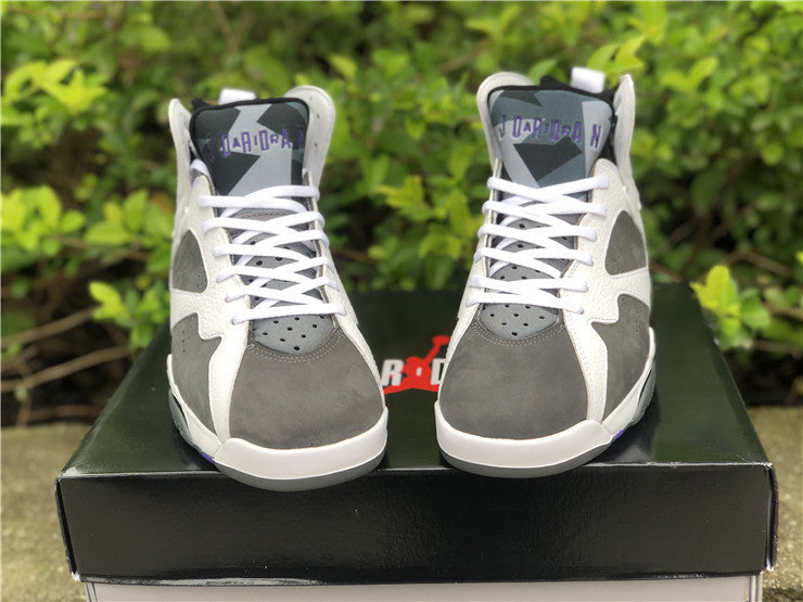 Nike Men's & Women's Premium Low-Top Trainers — Style 157 detail view