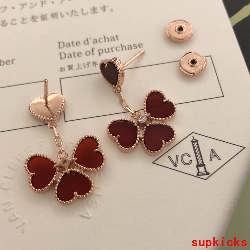 Full view of Van Cleef & Arpels unisex jewelry piece