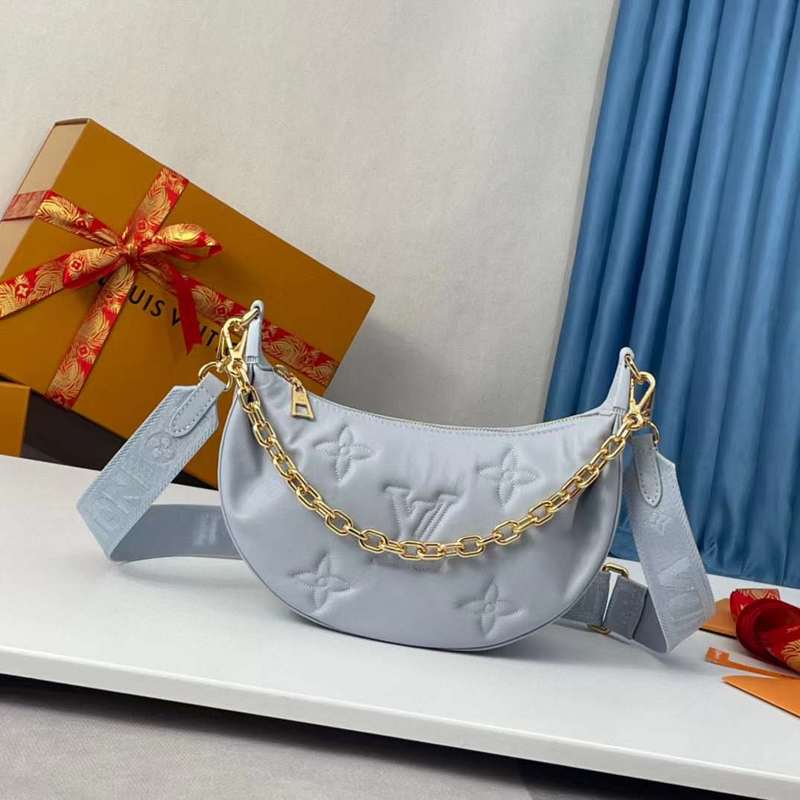 Side profile of signature everyday-luxe women's handbag – women's luxury handbag