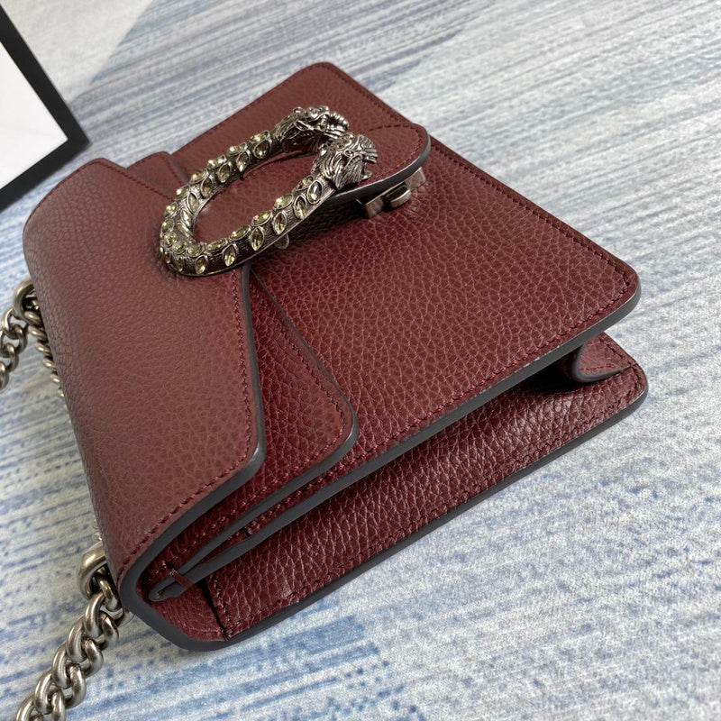 Handle and strap detail of signature chic women's handbag – women's luxury accessory