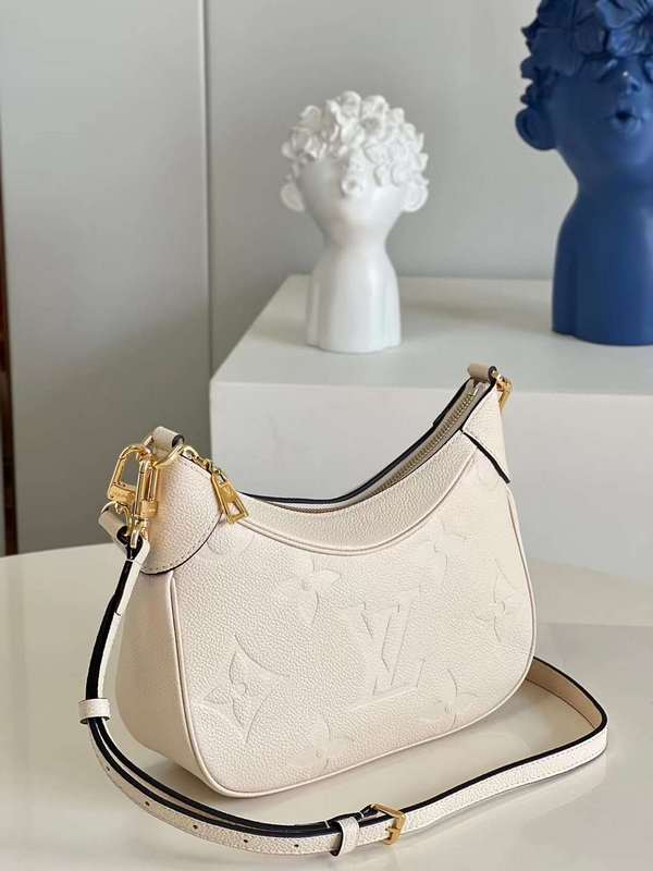 Handle and strap detail of statement everyday-luxe women's handbag – women's everyday handbag