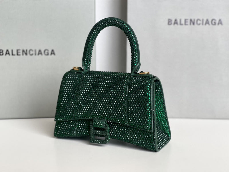 Zivas Charm Modern Edge Statement Handbag (Statement-Ready Design) – Detail View