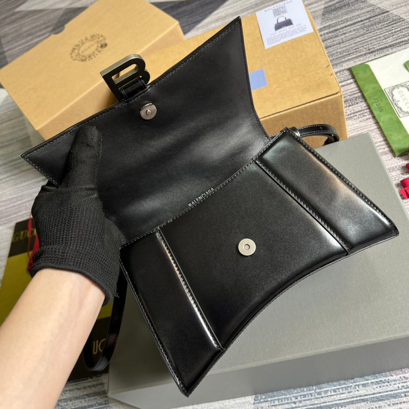 Close-up detail of signature everyday-luxe women's handbag – women's everyday handbag