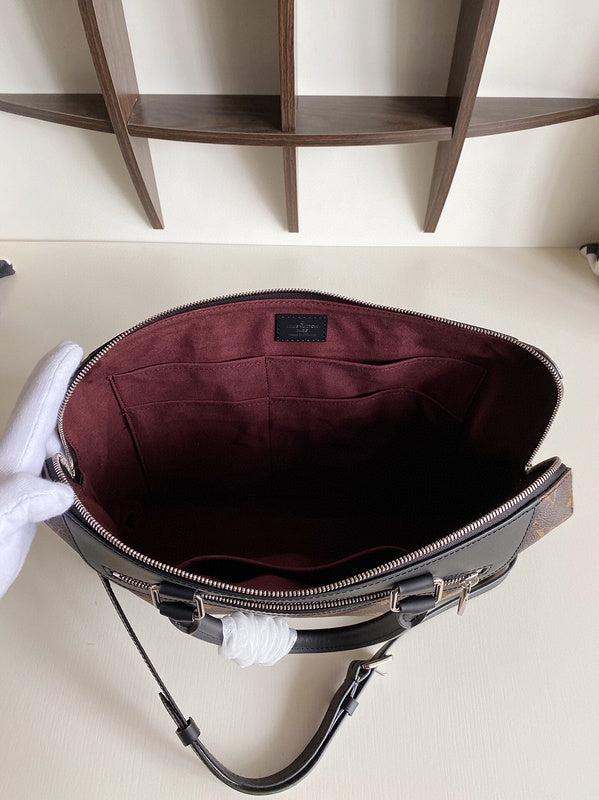 Side profile of classic sleek women's handbag – women's everyday handbag