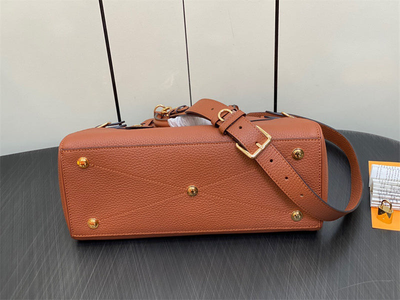  Refined tote bag carried on shoulder 10