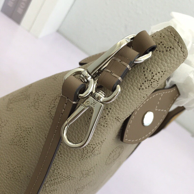 Handle and strap detail of premium everyday-luxe women's handbag – women's statement bag
