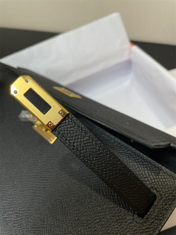  clean-lined carryall bag detail view showing craftsmanship 8