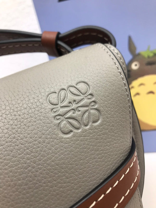 Ziva's Charm handbag – detail view (20cm*19cm*11.5cm)