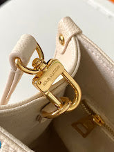 Chic Women's Designer Tote - Luxury Premium Handbag Style - NM4086