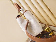 Luxury Iconic Crossbody Bag - Women's Elegant Designer Fashion - NM4372