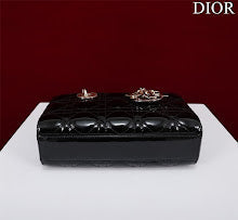 Chic Women's Designer Tote - Luxury Premium Handbag Style - NM7484
