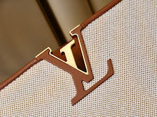 Luxury Iconic Crossbody Bag - Women's Elegant Designer Fashion - NM4372