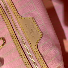 Luxury Signature Top Handle Bag - Elegant Women's Designer Handbag - NM4936