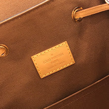 Luxury Iconic Crossbody Bag - Women's Elegant Designer Fashion - NM4989