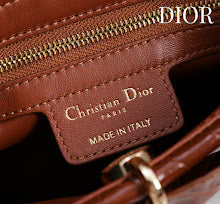 Luxury Signature Top Handle Bag - Elegant Women's Designer Handbag - NM7394