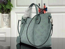 Luxury Iconic Crossbody Bag - Women's Elegant Designer Fashion - NM4248