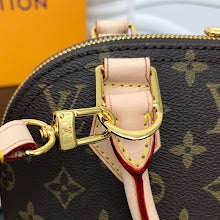Luxury Iconic Crossbody Bag - Women's Elegant Designer Fashion - NM4279