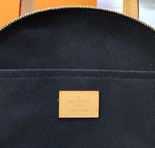 Luxury Iconic Crossbody Bag - Women's Elegant Designer Fashion - NM5230