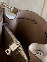 Luxury Iconic Crossbody Bag - Women's Elegant Designer Fashion - NM4199
