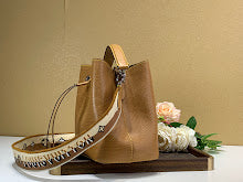 Chic Women's Designer Tote - Luxury Premium Handbag Style - NM5215