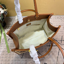 Chic Women's Designer Tote - Luxury Premium Handbag Style - NM5394