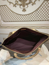 Chic Women's Designer Tote - Luxury Premium Handbag Style - NM4381