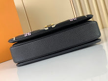 Luxury Iconic Crossbody Bag - Women's Elegant Designer Fashion - NM4797