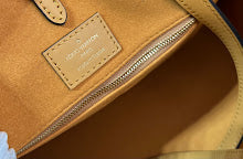 Luxury Signature Top Handle Bag - Elegant Women's Designer Handbag - NM4799