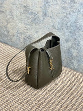 Chic Women's Designer Tote - Luxury Premium Handbag Style - NM3762