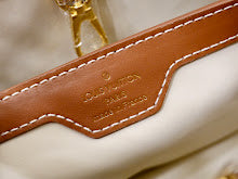 Luxury Iconic Crossbody Bag - Women's Elegant Designer Fashion - NM4372
