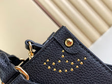 Luxury Iconic Crossbody Bag - Women's Elegant Designer Fashion - NM4486