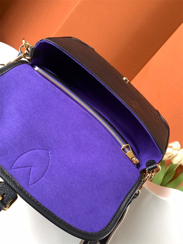  crossbody bag interior and compartment view