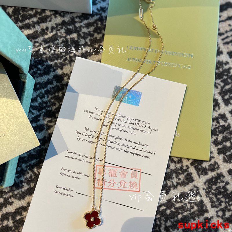 Full view of Van Cleef & Arpels unisex jewelry piece