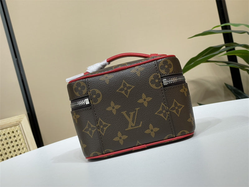  satchel close-up of hardware and finish 35