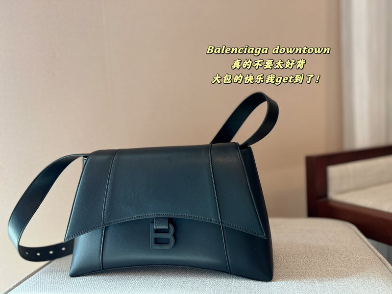 Ziva's Charm handbag – front view (one versatile size)