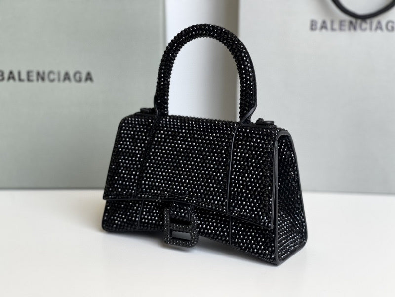 Zivas Charm Versatile Design Statement Handbag (Everyday Luxury Essential) – Detail View