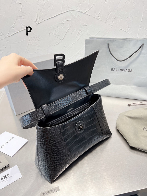 Ziva's Charm handbag – product shot (one versatile size)