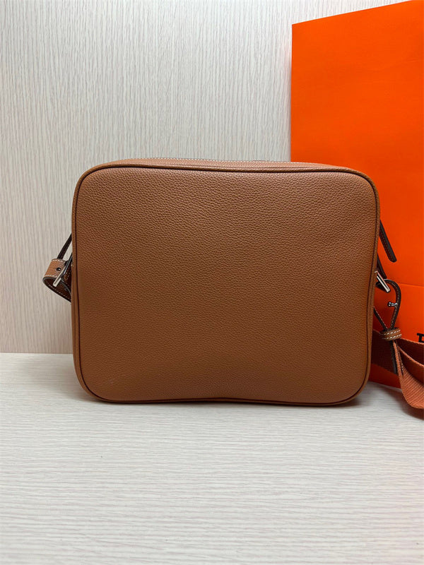  modern everyday bag detail view showing craftsmanship 8