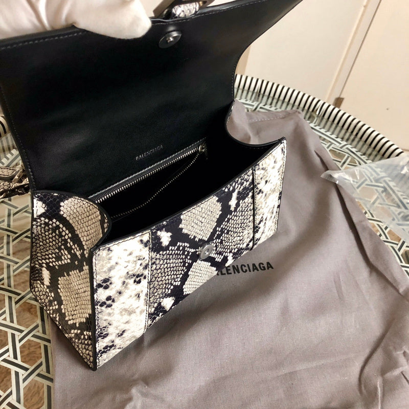 Front view of everyday-luxe chic women's handbag – women's luxury handbag