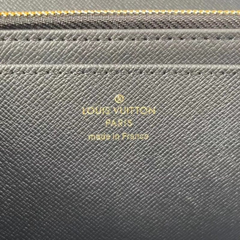 Front view of modern everyday-luxe women's handbag – women's statement bag