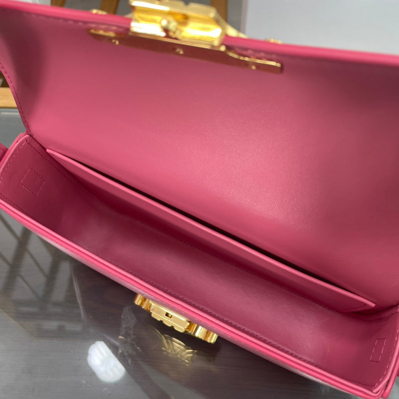 Handle and strap detail of refined elevated women's handbag – women's luxury handbag