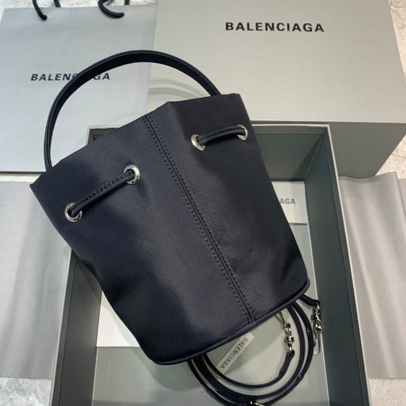 Statement Premium PU Leather Handbag - Polished Finish | Women's Fashion Handbag #601 - close-up detail shot (image 3) of designer-inspired handbag