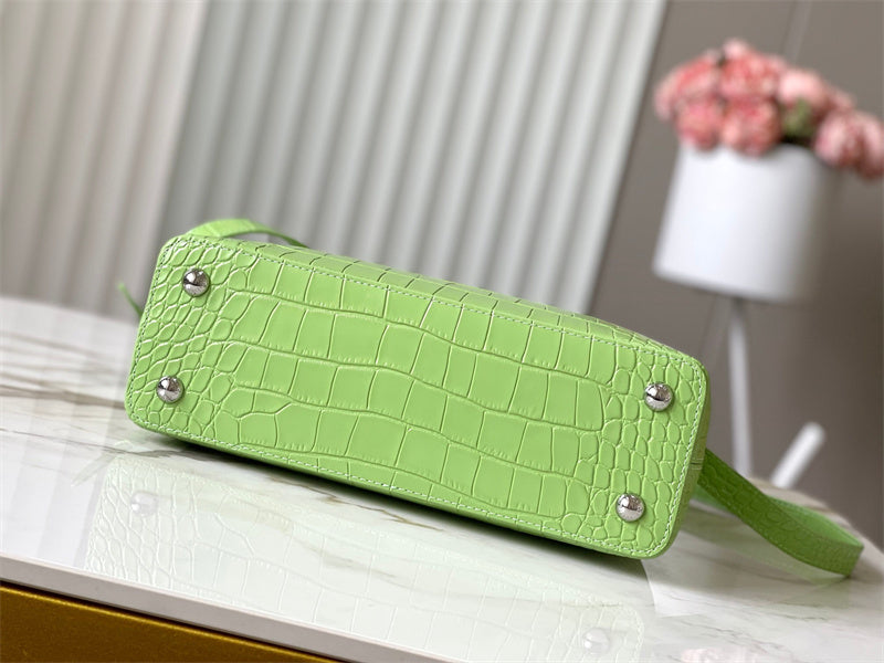  Tailored everyday bag front view 7