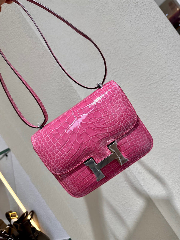  structured bag interior and compartment view 15