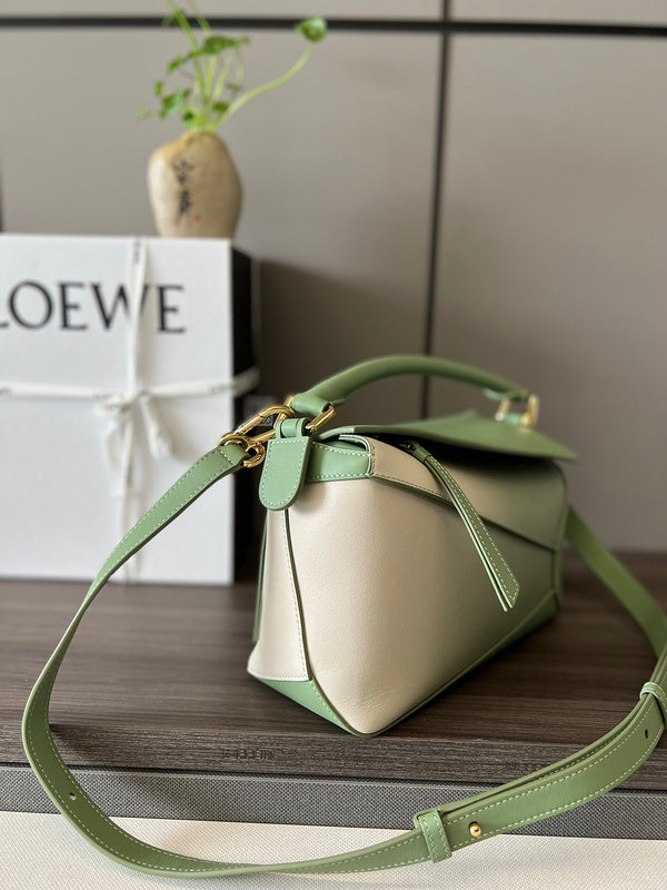 Ziva's Charm handbag – close-up view (24cm*10.5cm*16cm)