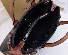 Luxury Iconic Crossbody Bag - Women's Elegant Designer Fashion - NM5532