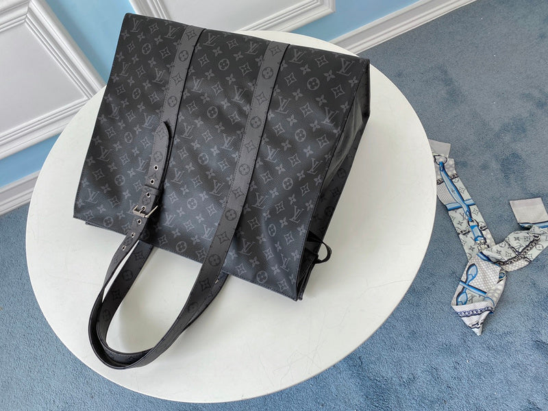 Handle and strap detail of chic everyday-luxe women's handbag – women's premium purse