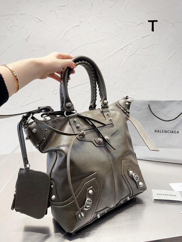 Ziva's Charm handbag – close-up view (one versatile size)