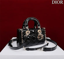 Chic Women's Designer Tote - Luxury Premium Handbag Style - NM7484