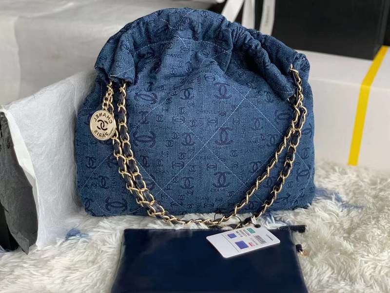 Zivas Charm Effortless Elegance Luxury Handbag (Statement-Ready Design) – Close-Up Detail